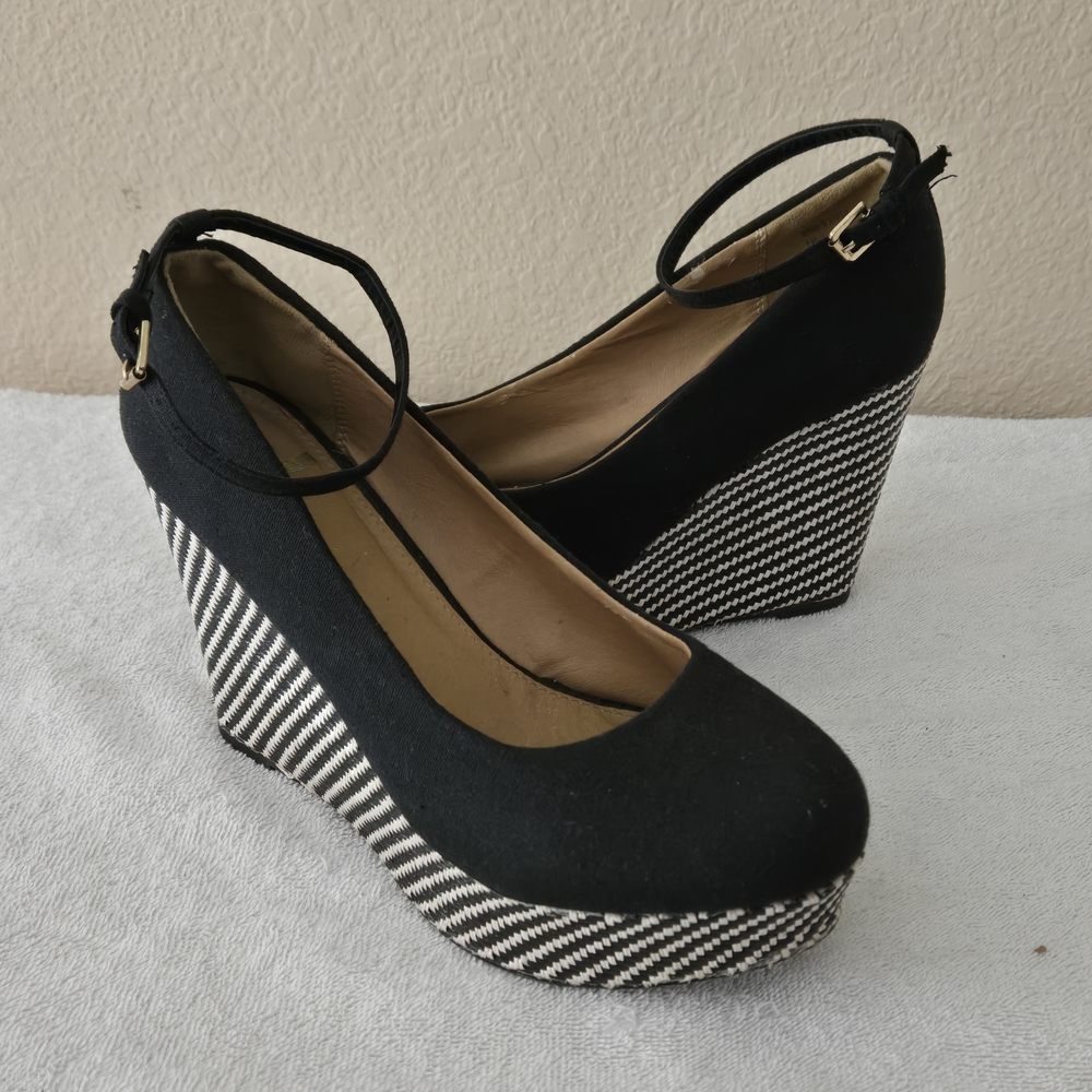 Report Black and White Striped Wedges